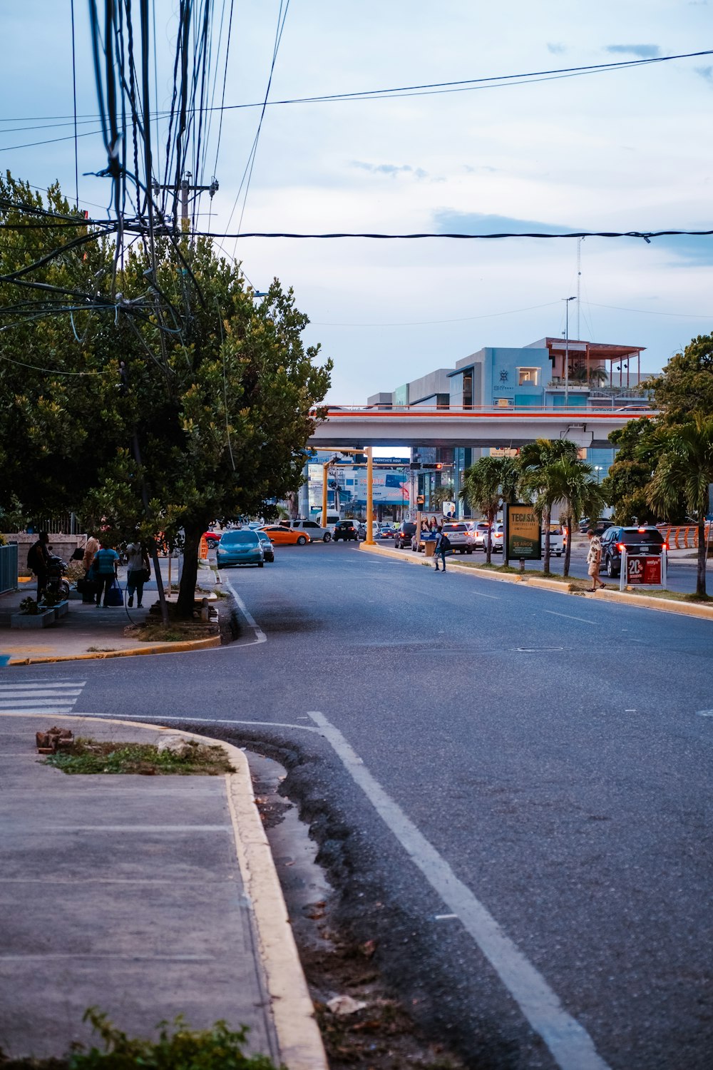 uma rua da cidade com carros estacionados ao lado dela