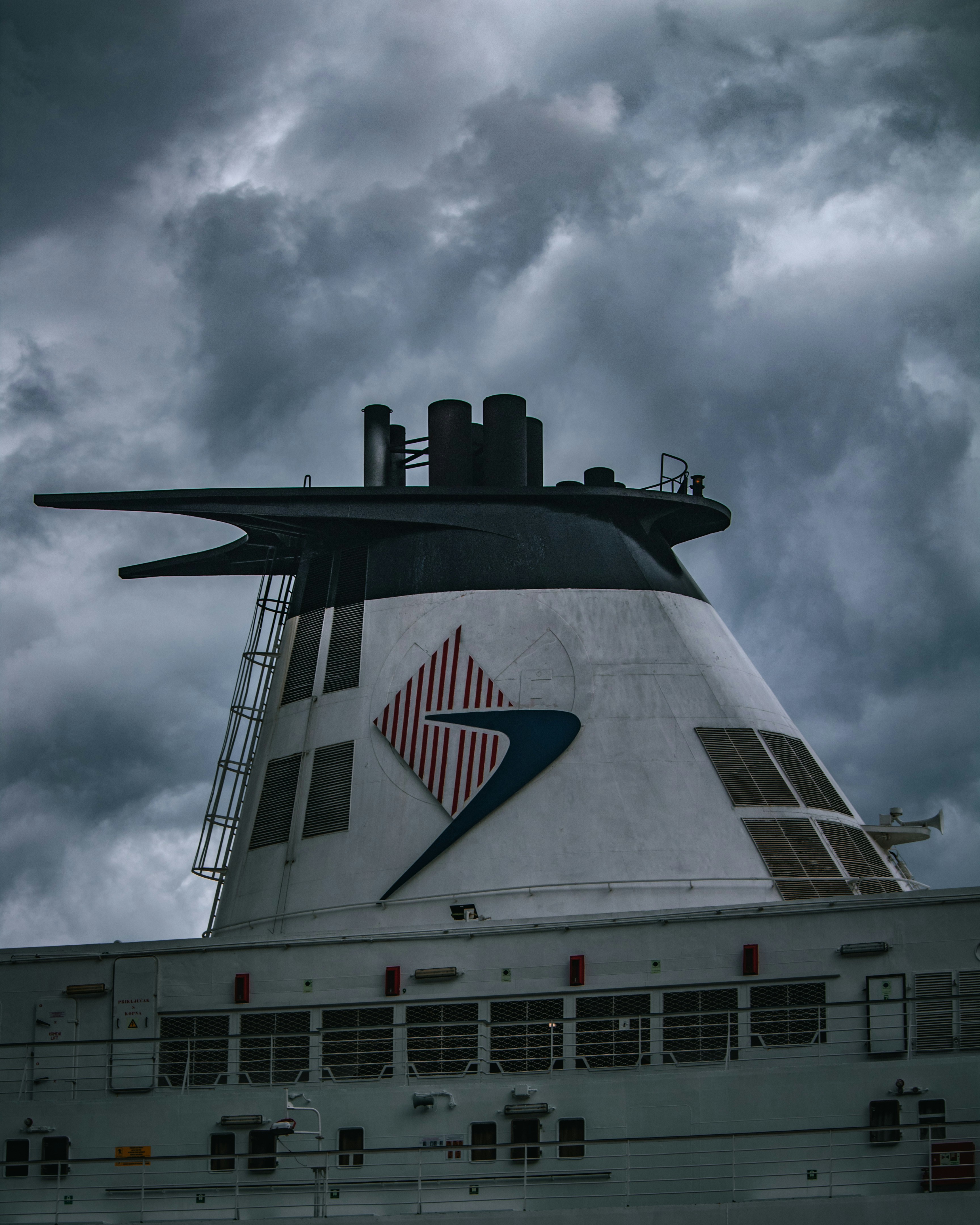 측면에 빨간색과 파란색 화살표가 있는 큰 흰색 배