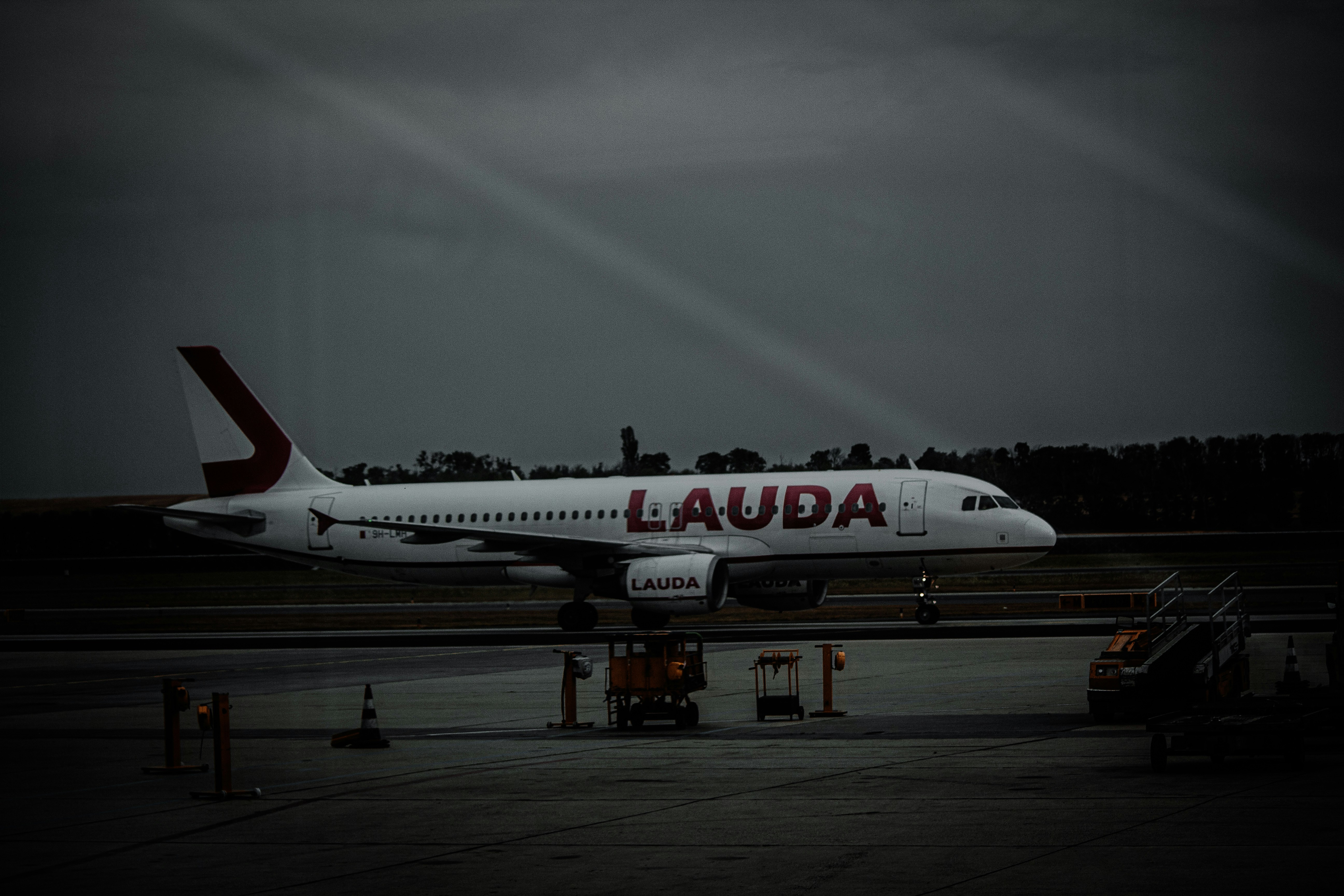 공항 활주로 위에 앉아 있는 대형 제트 여객기