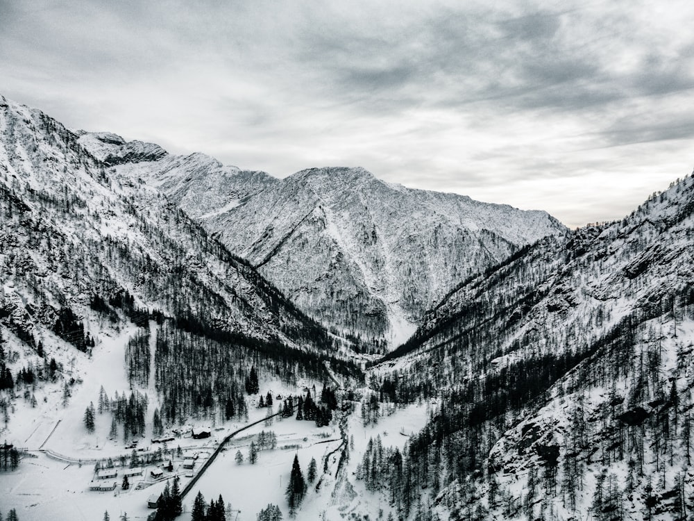 Una foto en blanco y negro de una montaña nevada