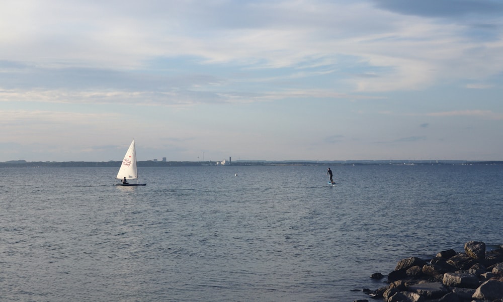 Ein Segelboot ist an einem bewölkten Tag auf dem Wasser