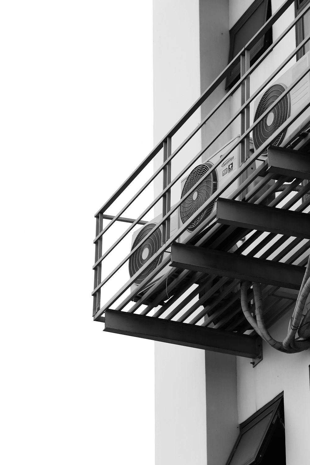 Ein Schwarz-Weiß-Foto einer Uhr an einem Gebäude