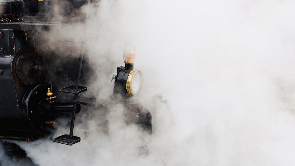una máquina de vapor con humo saliendo de ella
