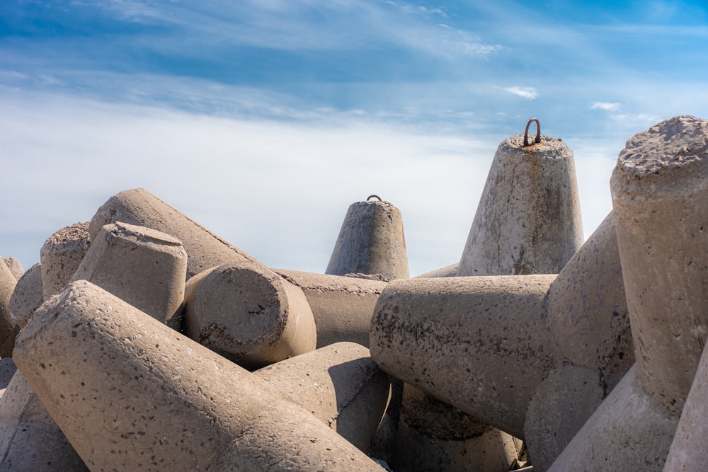 Eine Gruppe von Zementskulpturen, die auf einem Strand sitzen