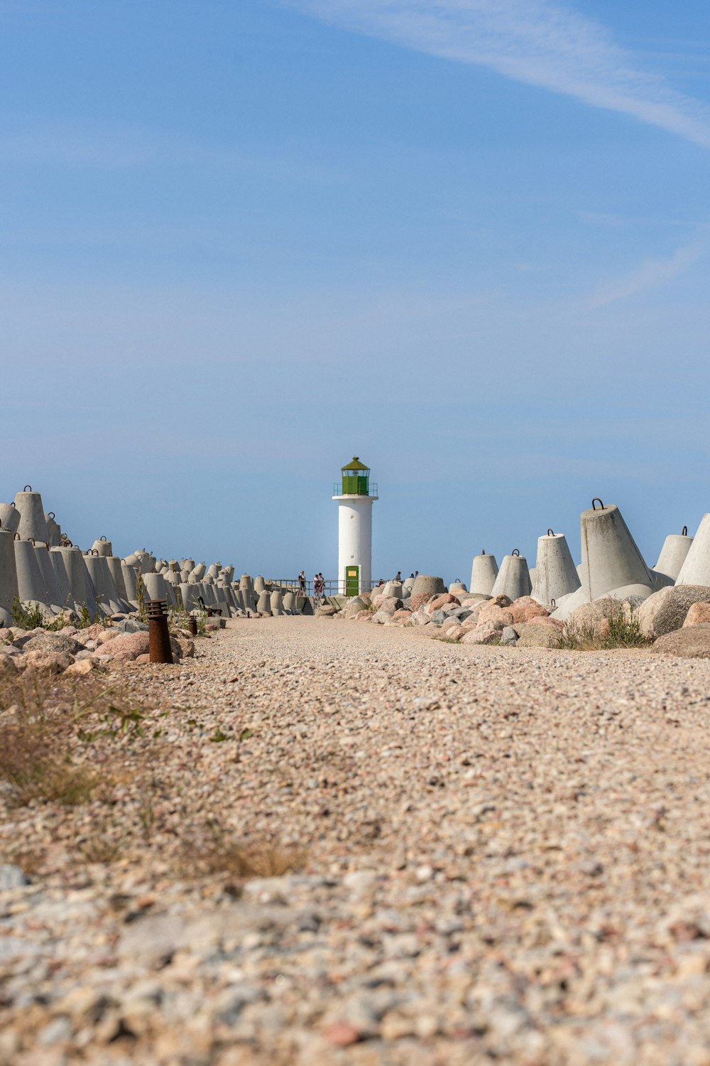 Ein Leuchtturm an einem felsigen Strand mit Himmelshintergrund