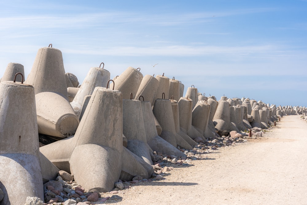 Eine Reihe von Sandburgen, die auf einem Sandstrand sitzen