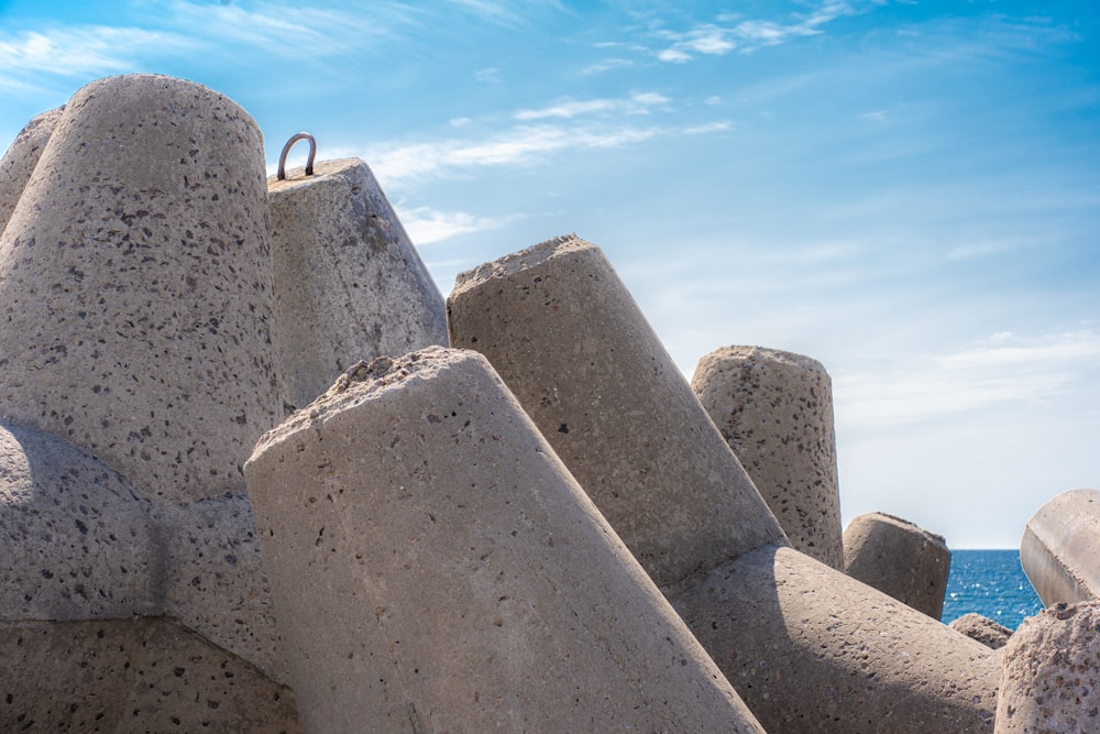 eine Felsformation mit blauem Himmel im Hintergrund