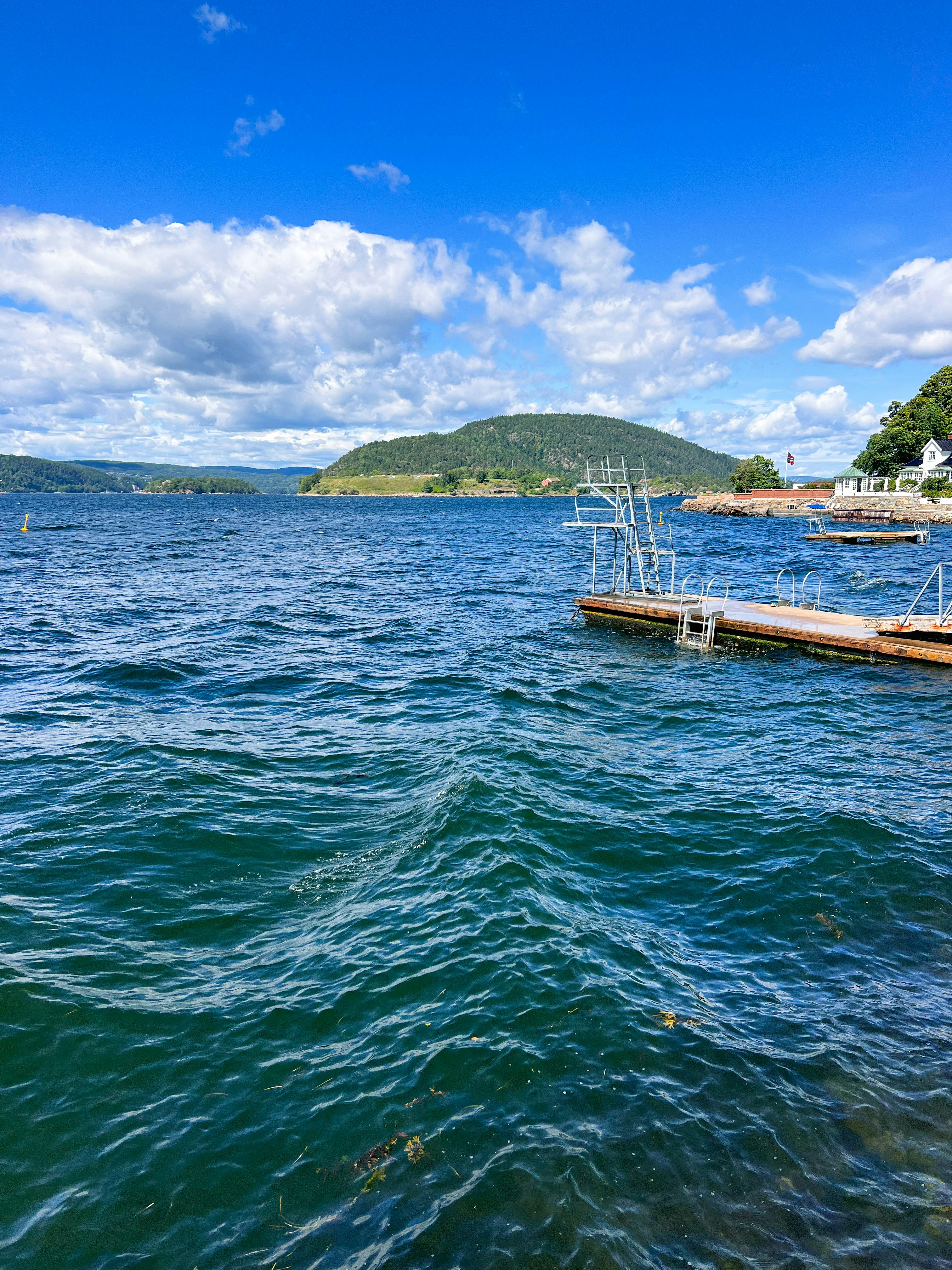 um grande corpo de água com um barco dentro dele