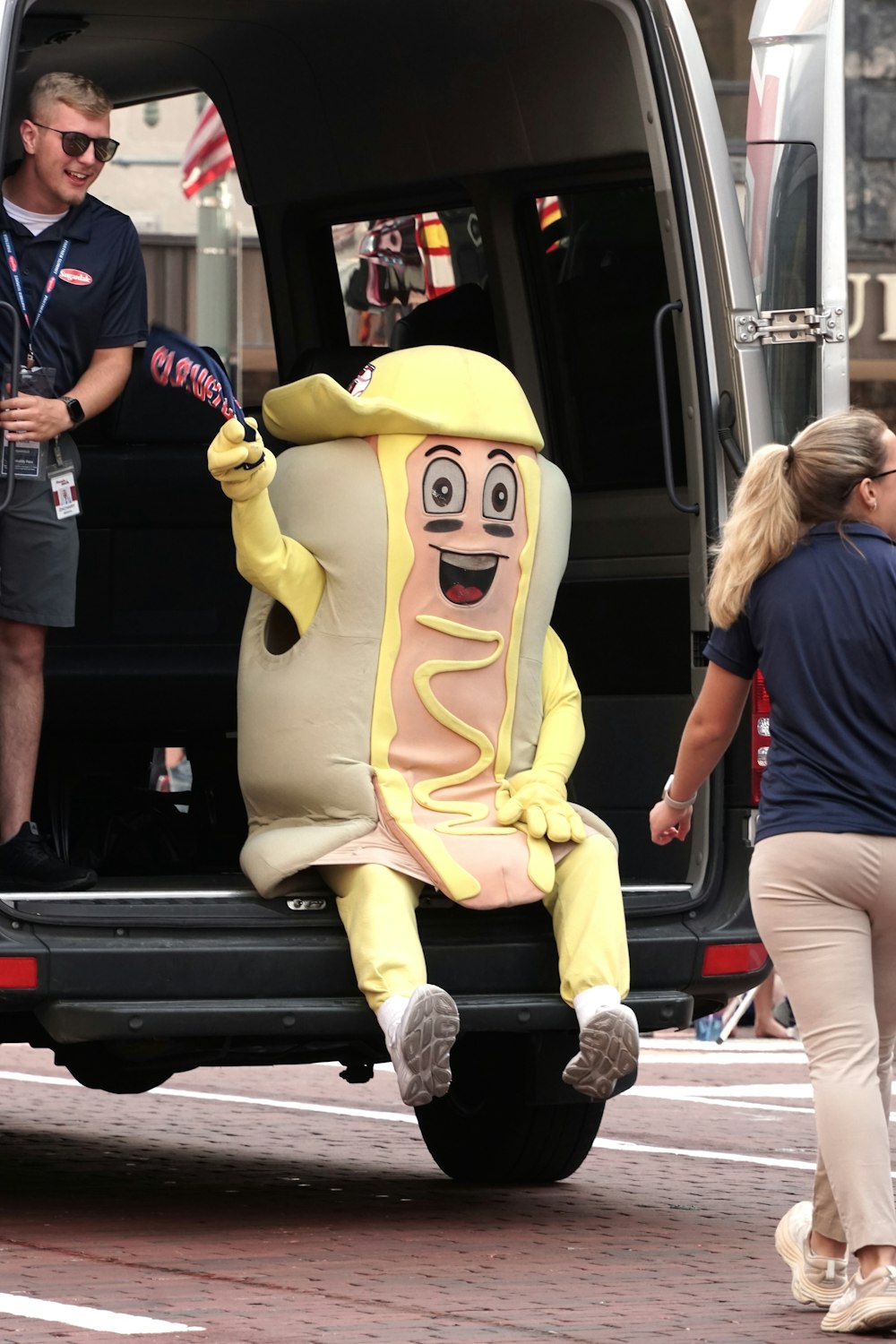 Un hot dog gigante seduto nel retro di un furgone