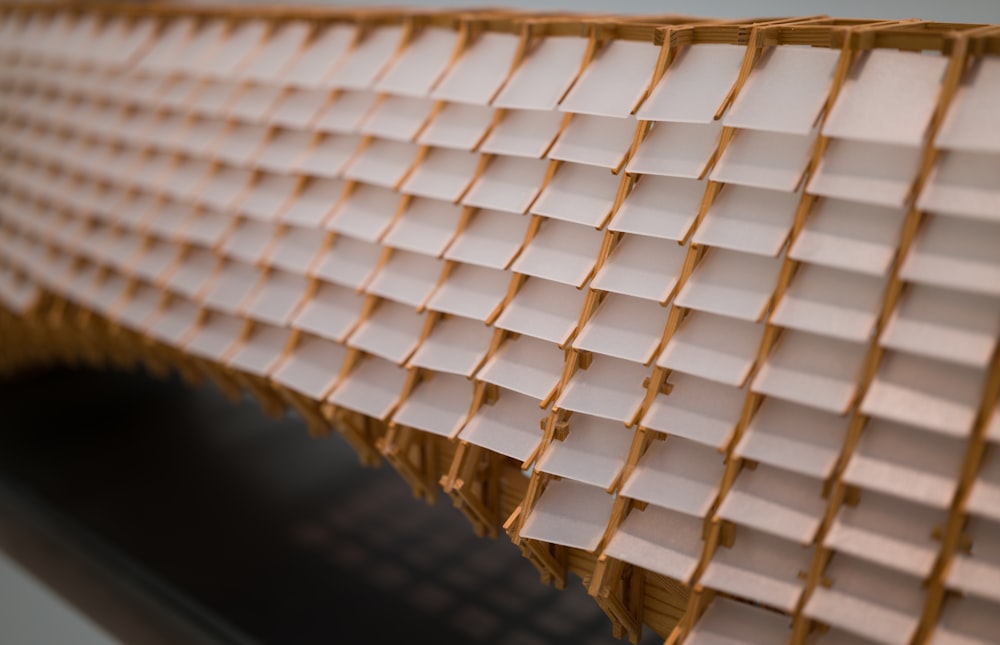 um close up de uma parede feita de pilhas de papéis