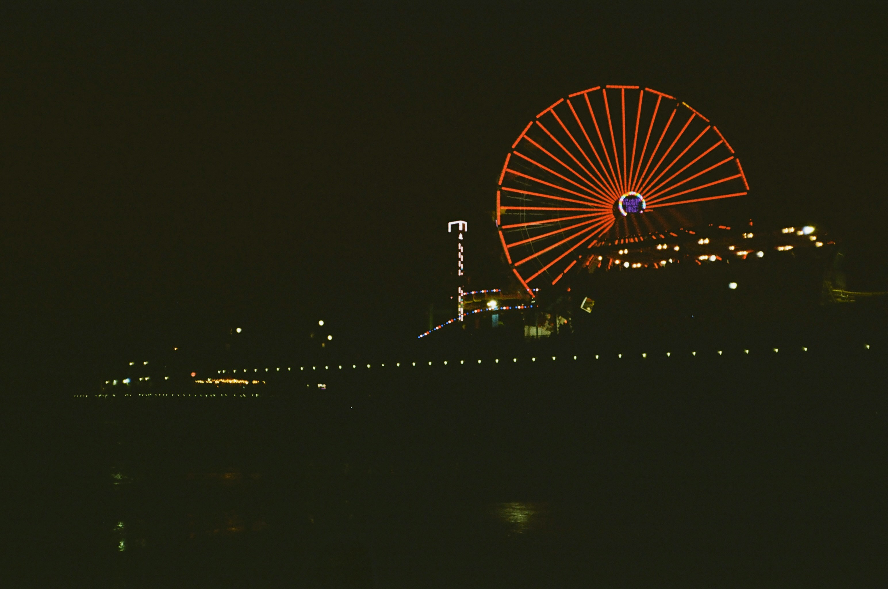 Ein Riesenrad leuchtet am Nachthimmel