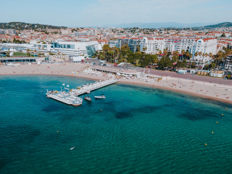 Vue aérienne de Cannes et du Palais des Festivals