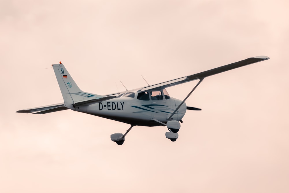 Un piccolo aereo ad elica che vola attraverso un cielo nuvoloso