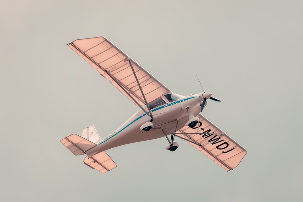 Un petit avion volant dans un ciel gris