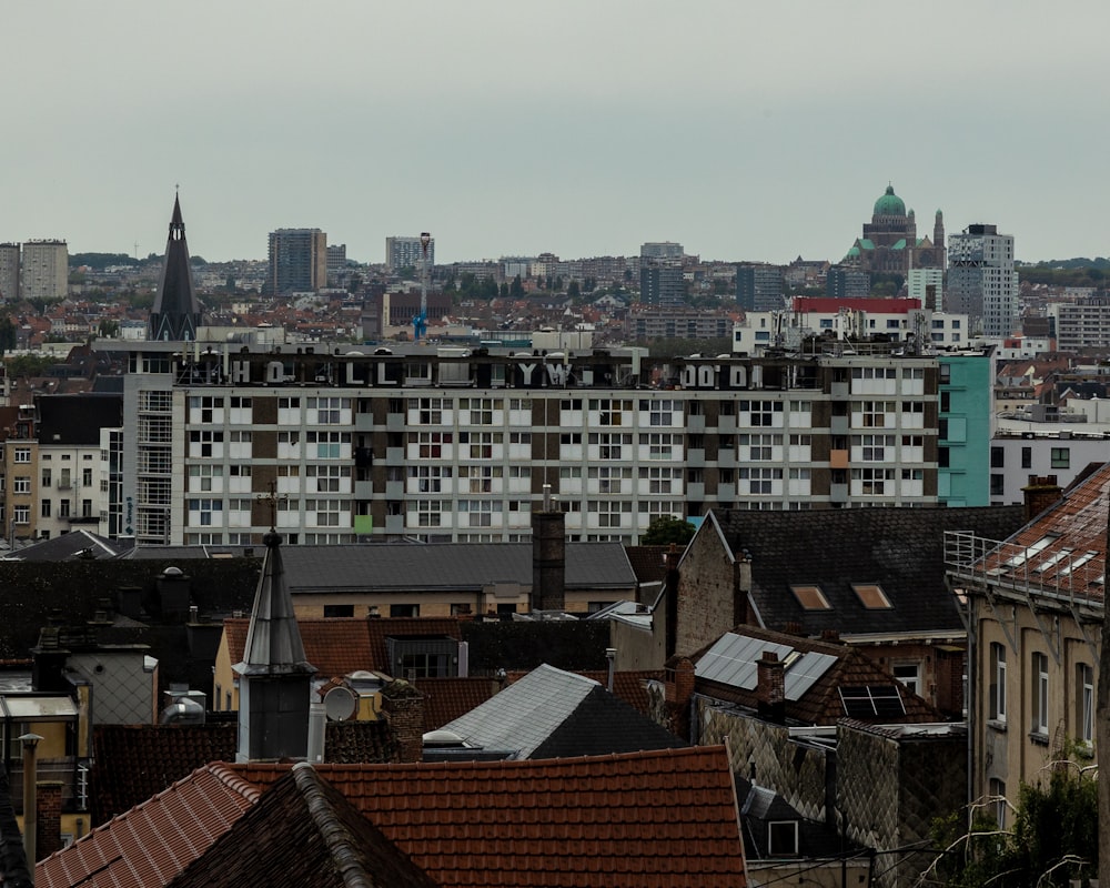 Une vue d’une ville depuis un toit