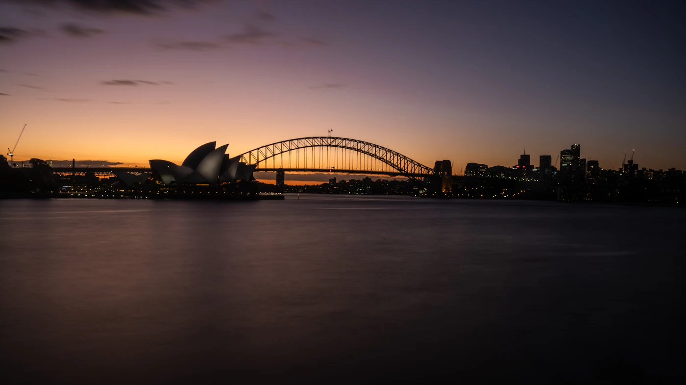 Das Opera House und die Harbour Bridge am Sydney Harbour im Abendlicht
