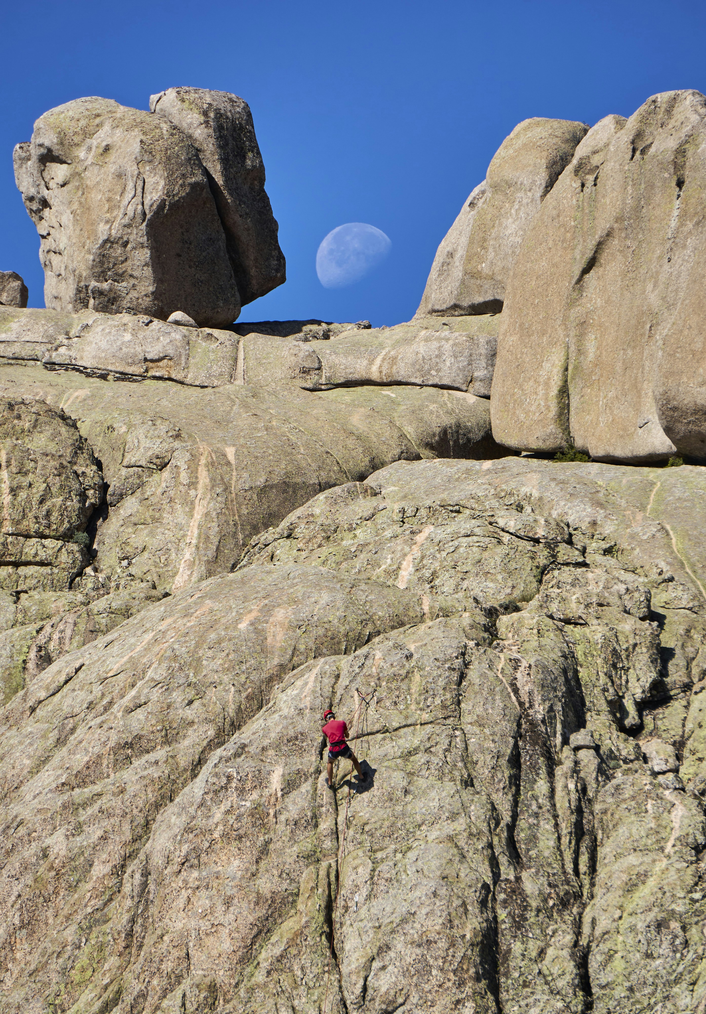달에 올라가는 꿈의 의미와 다양한 해석