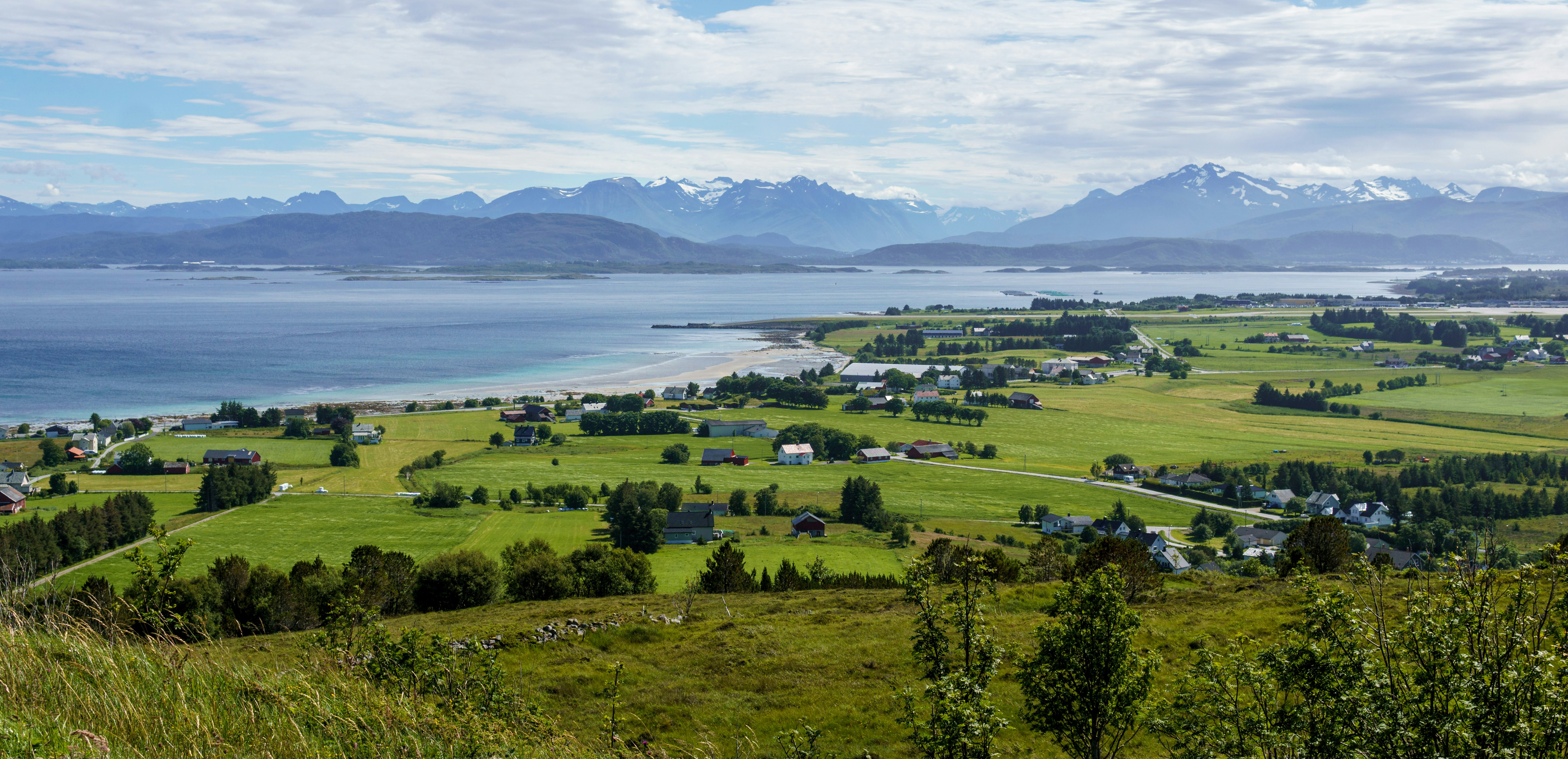 小さな町と水域の美しい景色