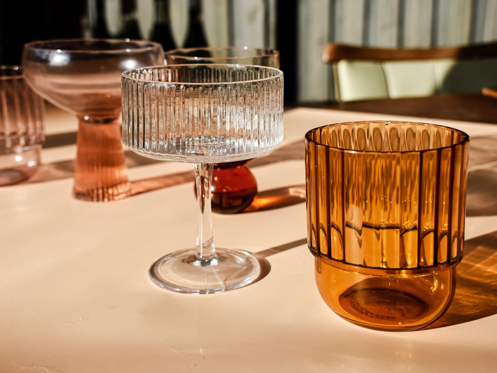 Un primer plano de un vaso sobre una mesa
