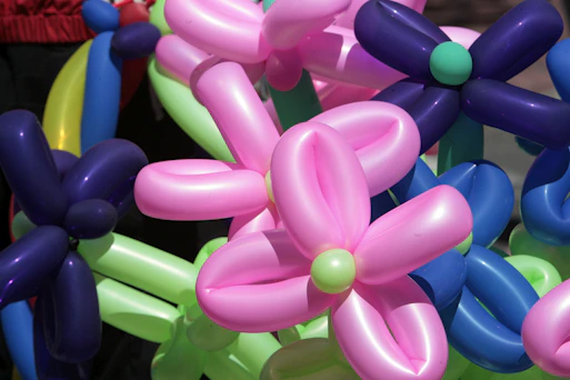 a bunch of balloons that look like flowers