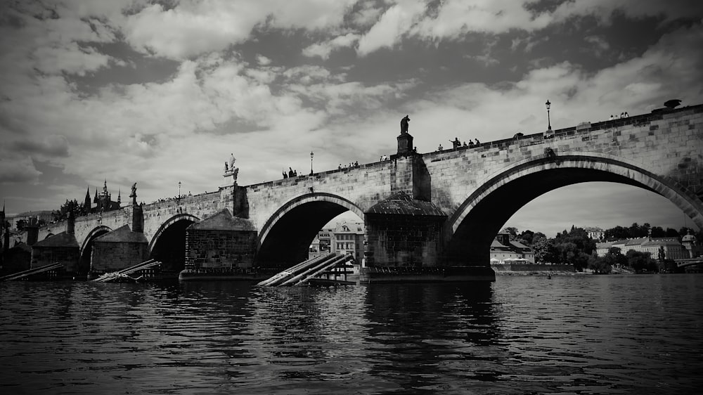 Ein Schwarz-Weiß-Foto einer Brücke über Wasser