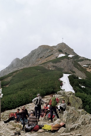 Hikers pausing at the nagy-hideg-hegyi turistaház, a popular rest stop on the tour route