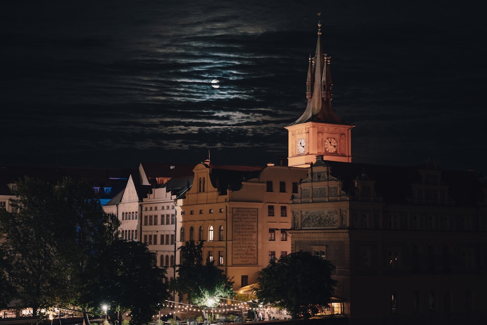 Une pleine lune brille dans le ciel nocturne au-dessus d’une ville