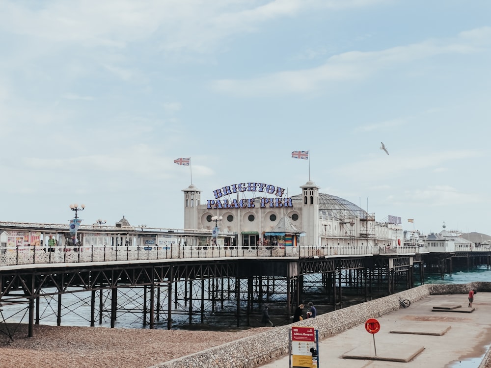 Um píer com uma placa que diz Brighton Pier