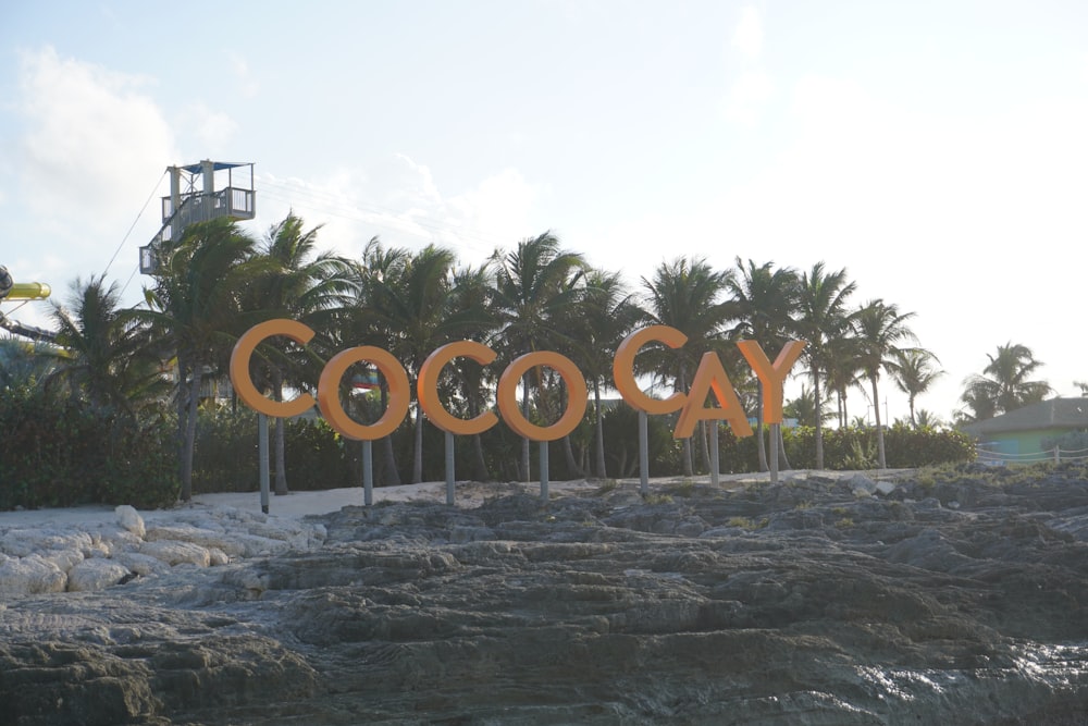 Un letrero que dice cococay en una playa