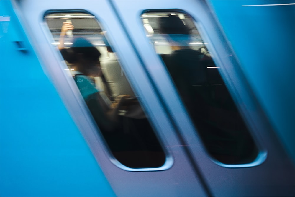 Un homme debout dans un train regardant par la fenêtre