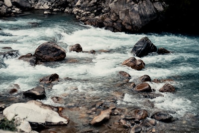 a river that has some rocks in it