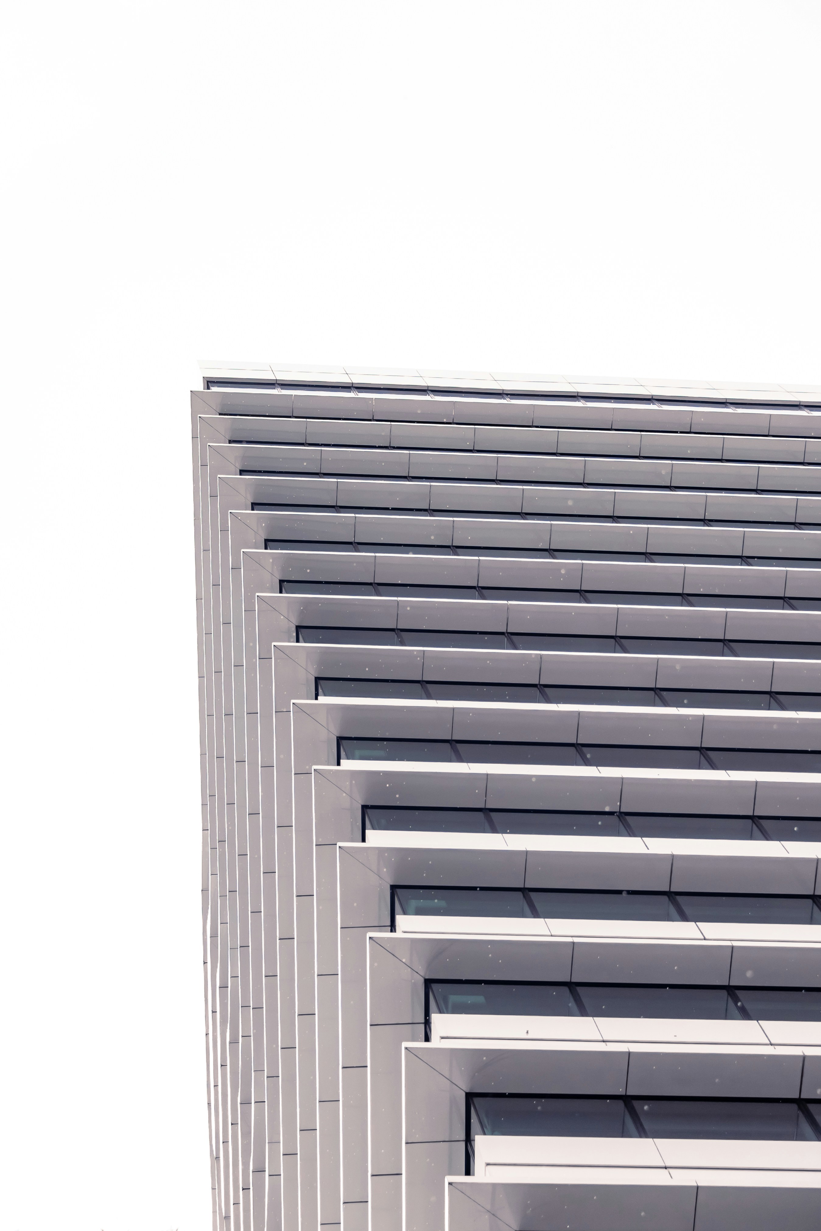 eine Uhr an der Seite eines hohen Gebäudes