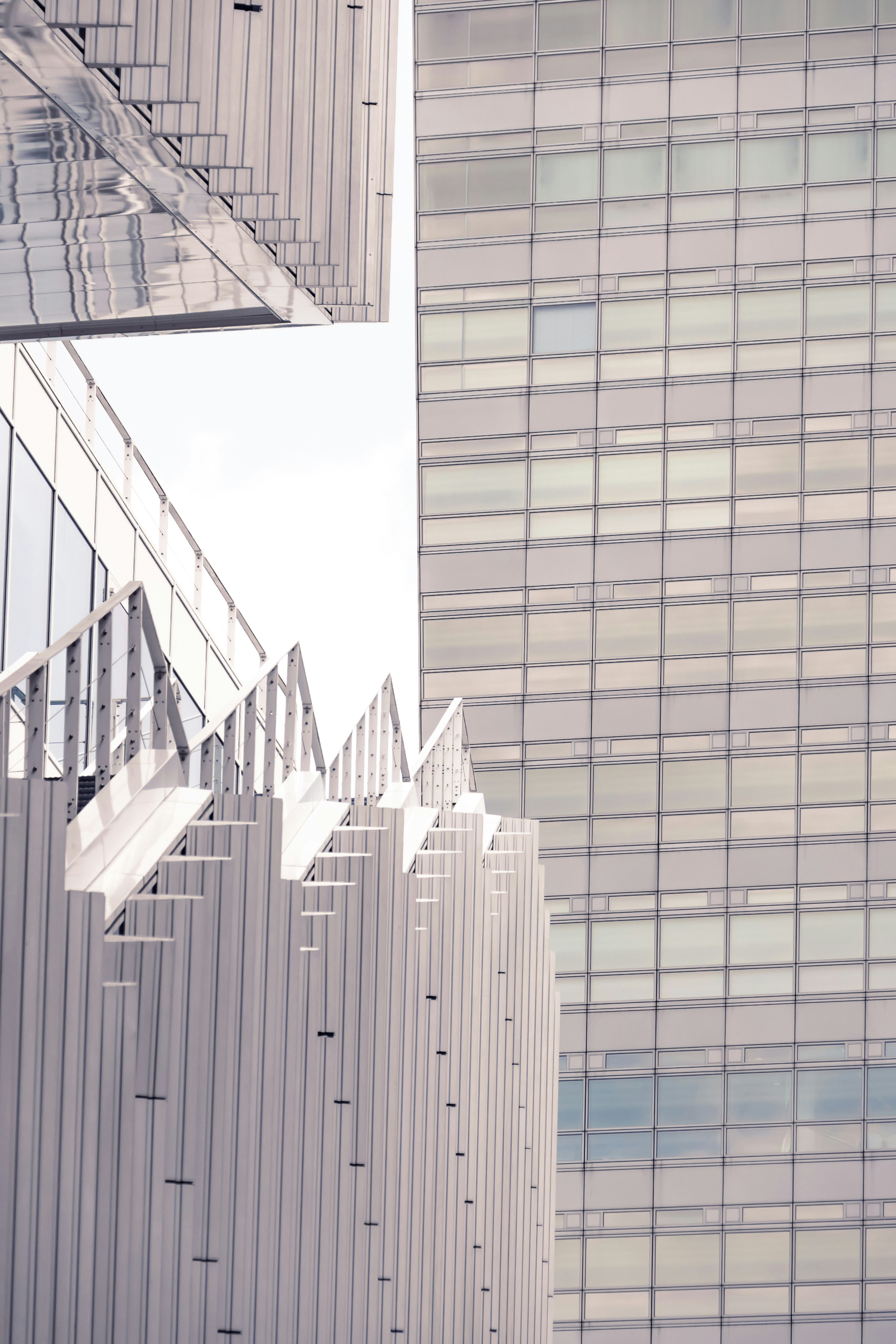 ein sehr hohes Gebäude neben einem sehr hohen Gebäude