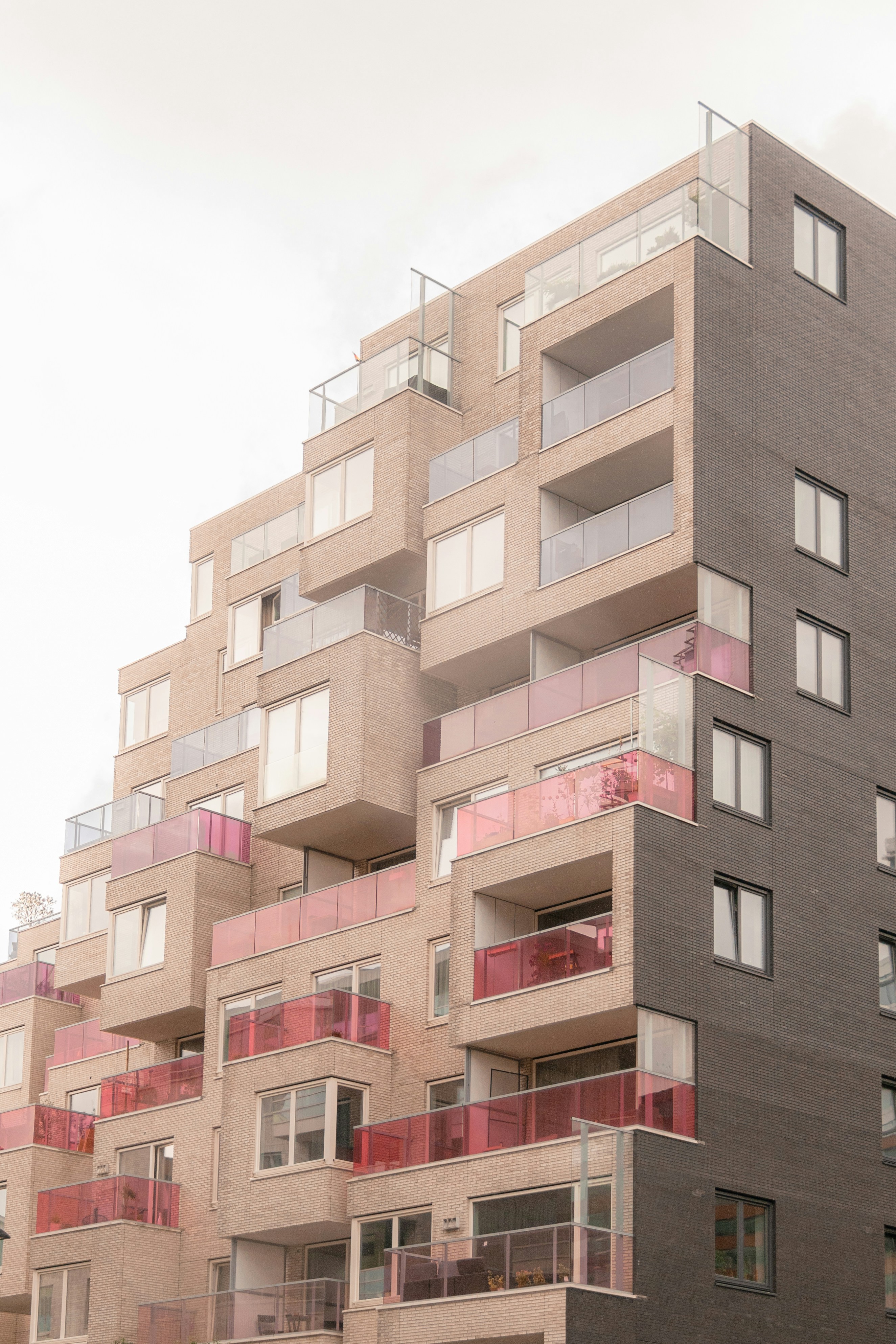 ein hohes Gebäude mit Balkonen und Balkonen darauf