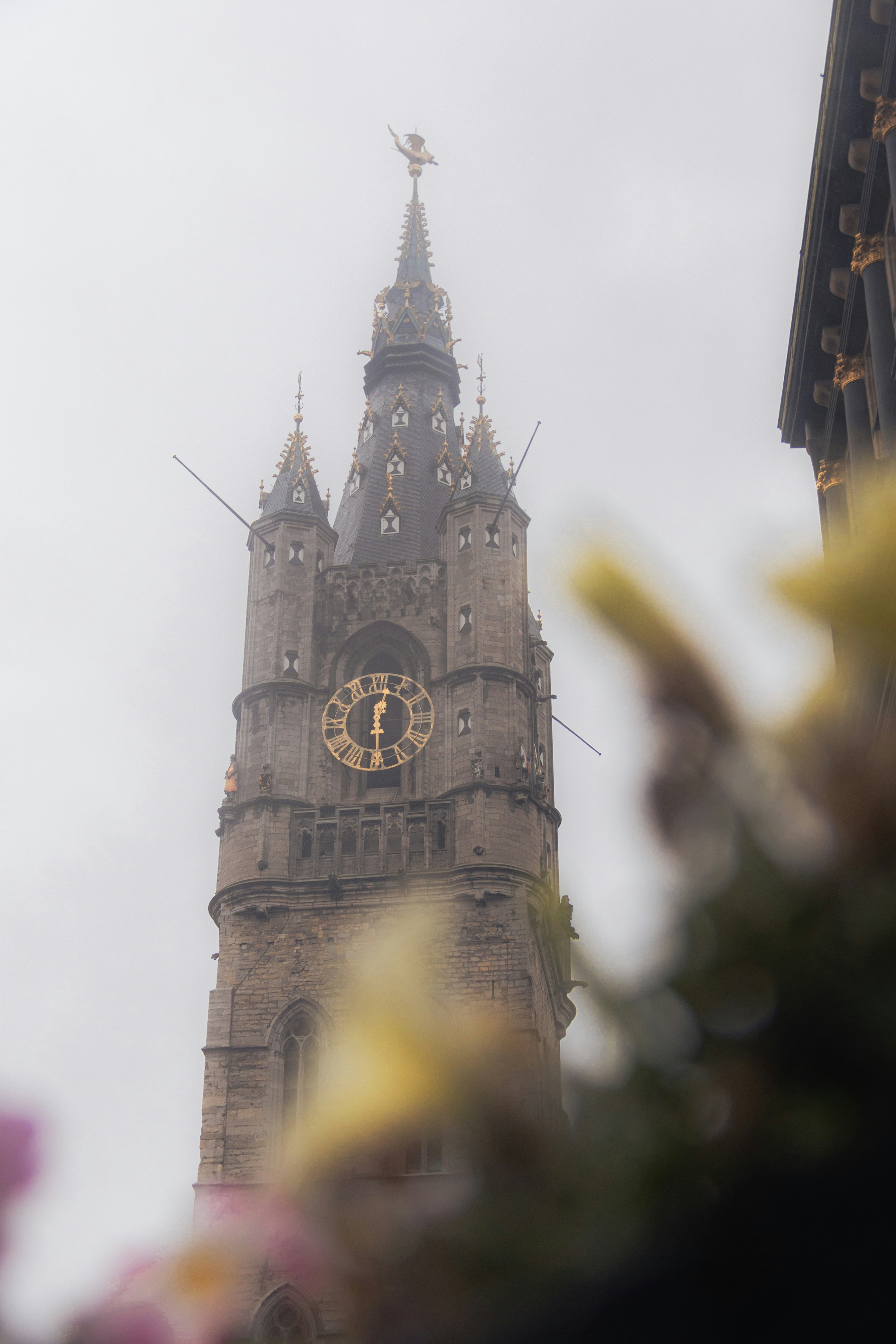 un'alta torre dell'orologio con un orologio su ciascuno dei suoi lati