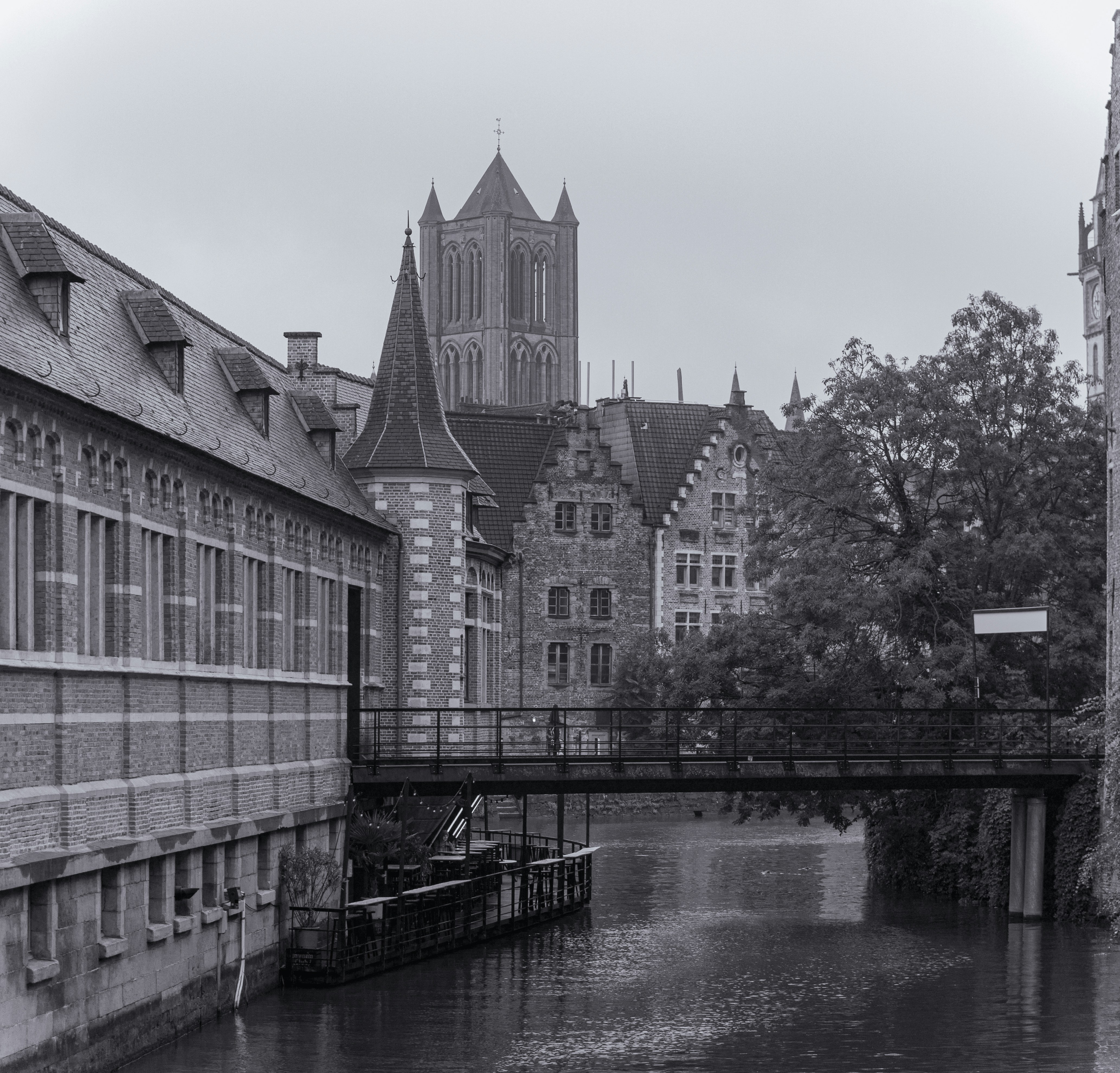Una foto in bianco e nero di un ponte su un fiume