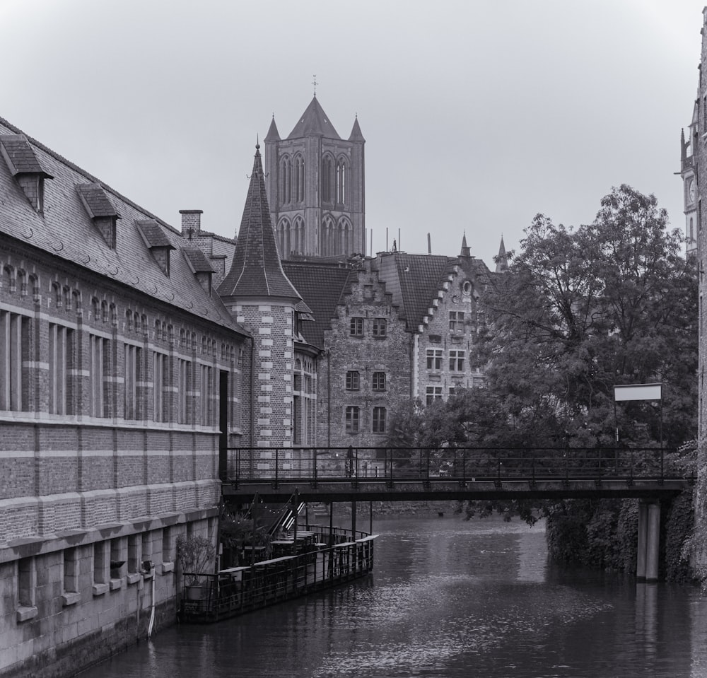 Una foto in bianco e nero di un ponte su un fiume