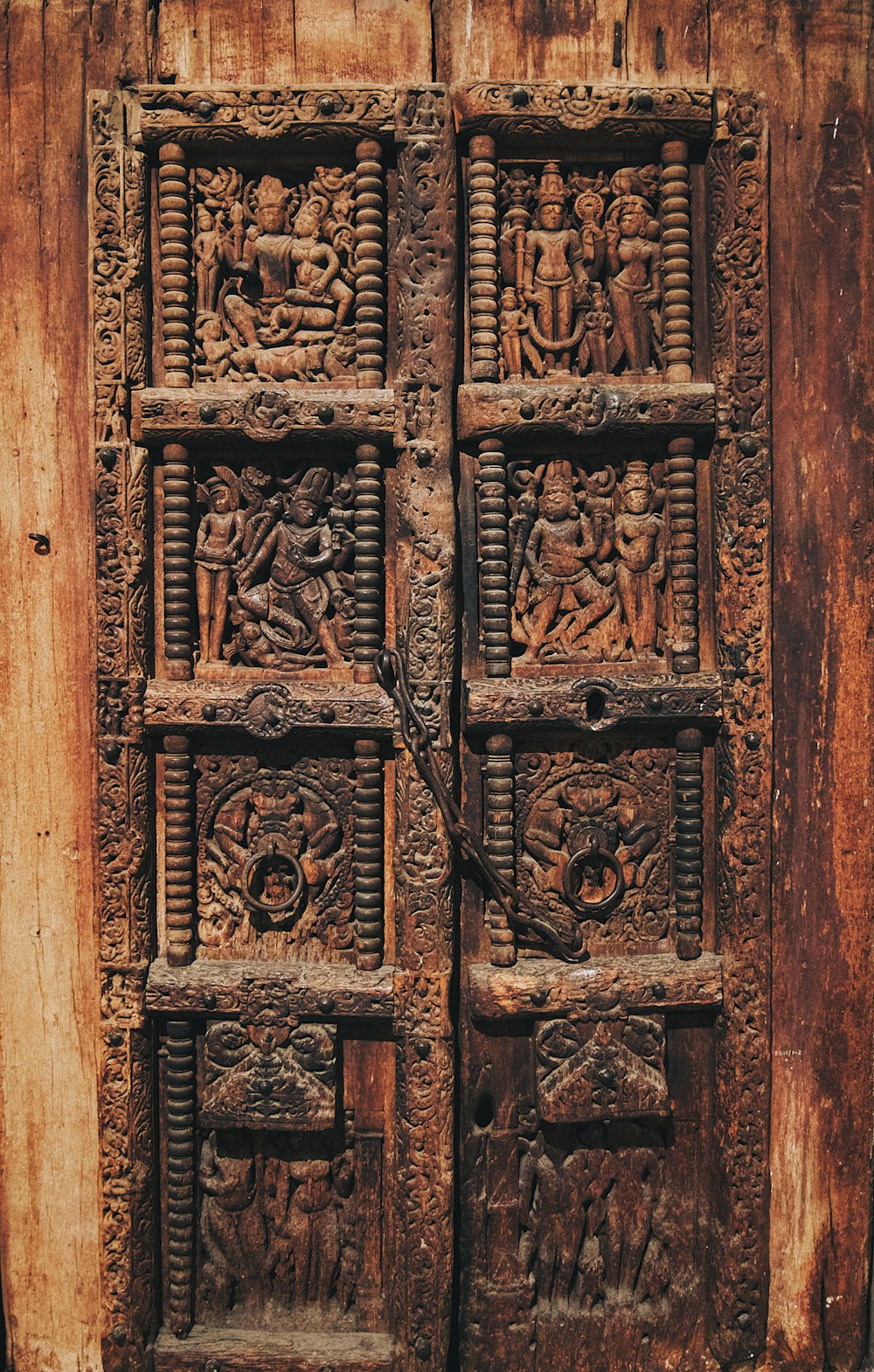 una vecchia porta di legno con intagli su di essa