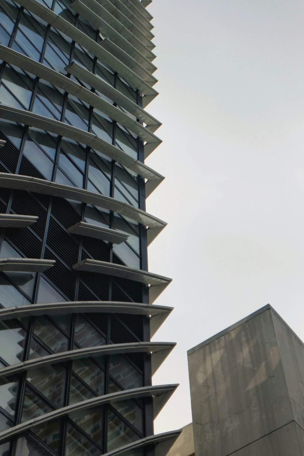 Un edificio molto alto con un orologio sul lato