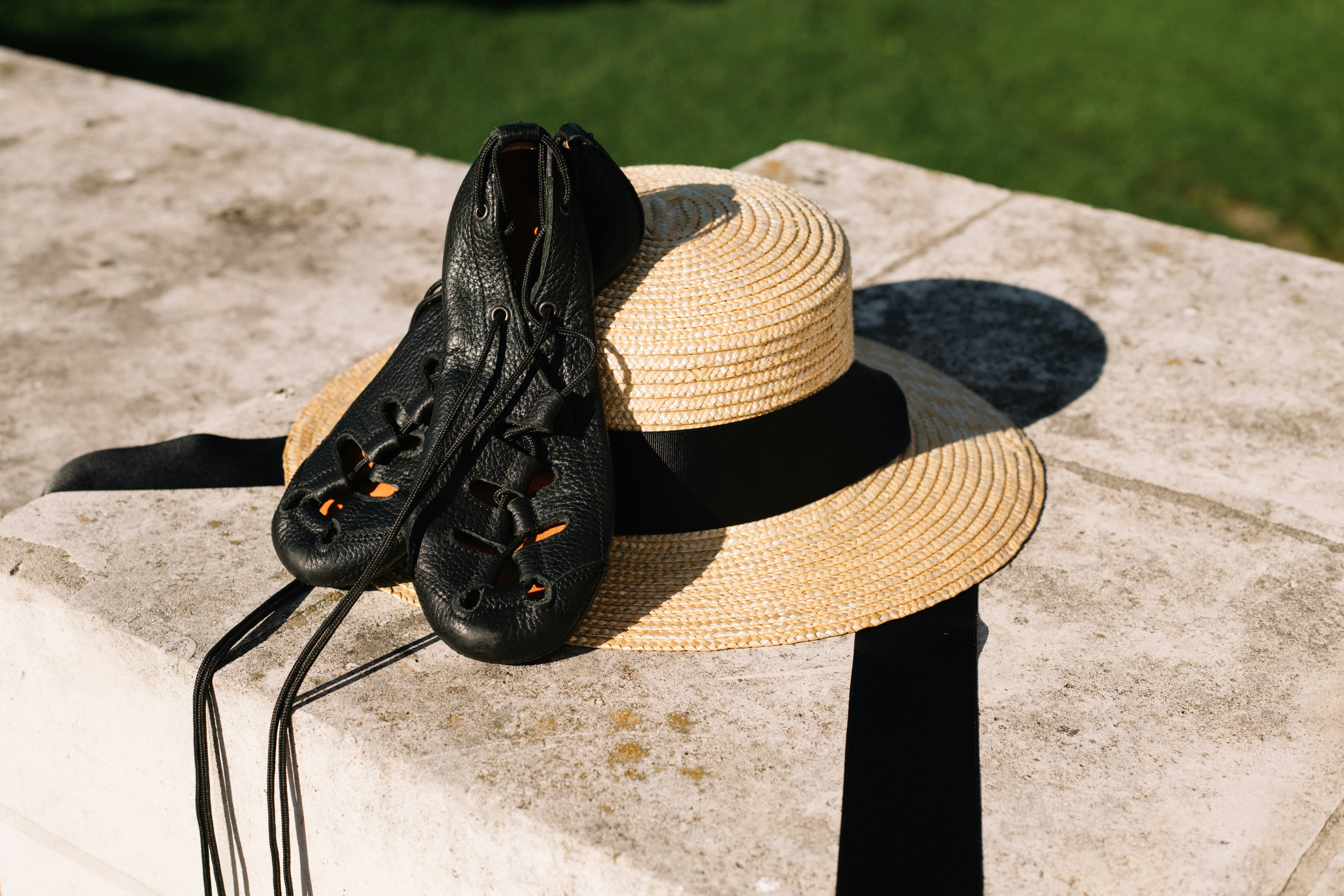 a hat and a pair of shoes sitting on a ledge