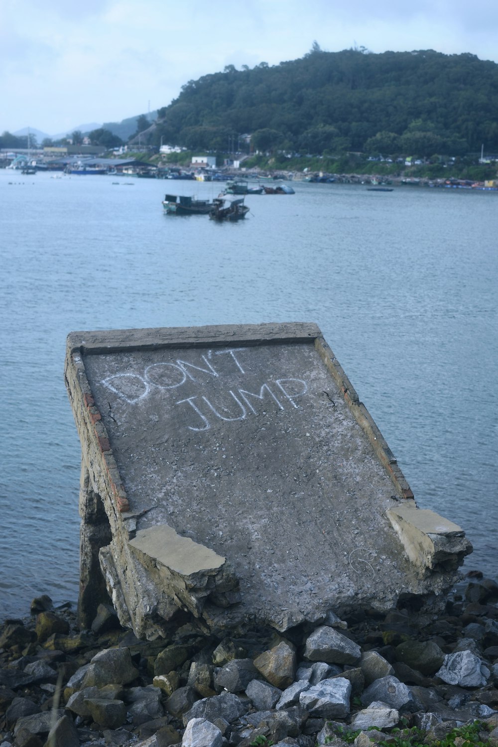 a sign that is on the side of a rock