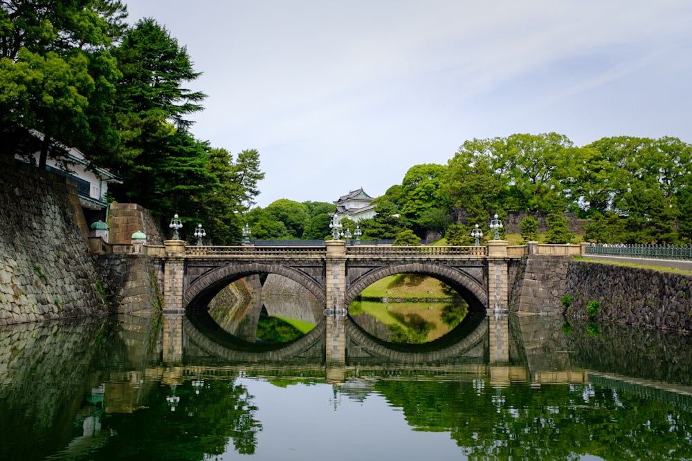 Un puente de piedra sobre un cuerpo de agua