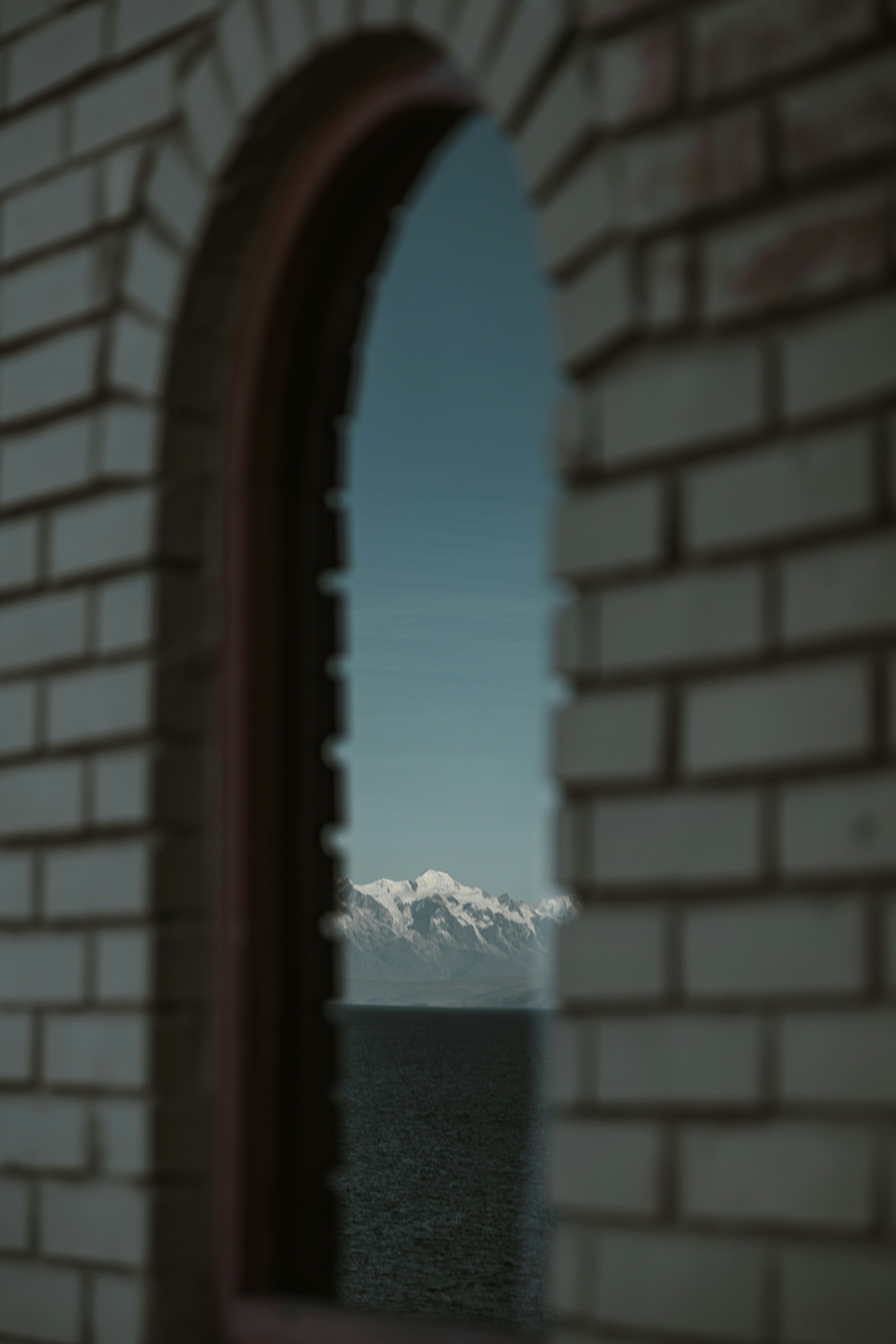 Una ventana con vistas al océano y las montañas