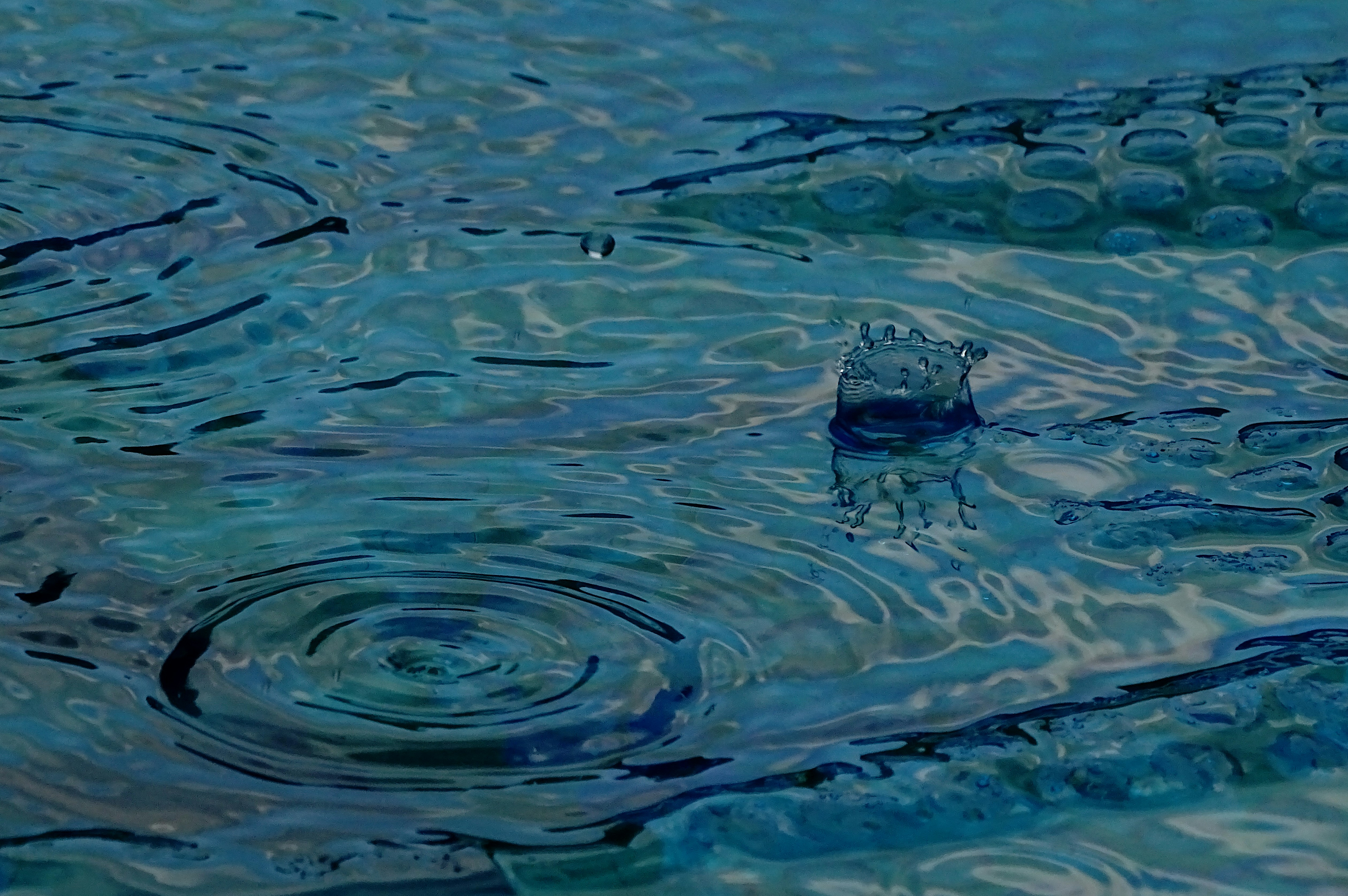 a picture of some water that is very blue