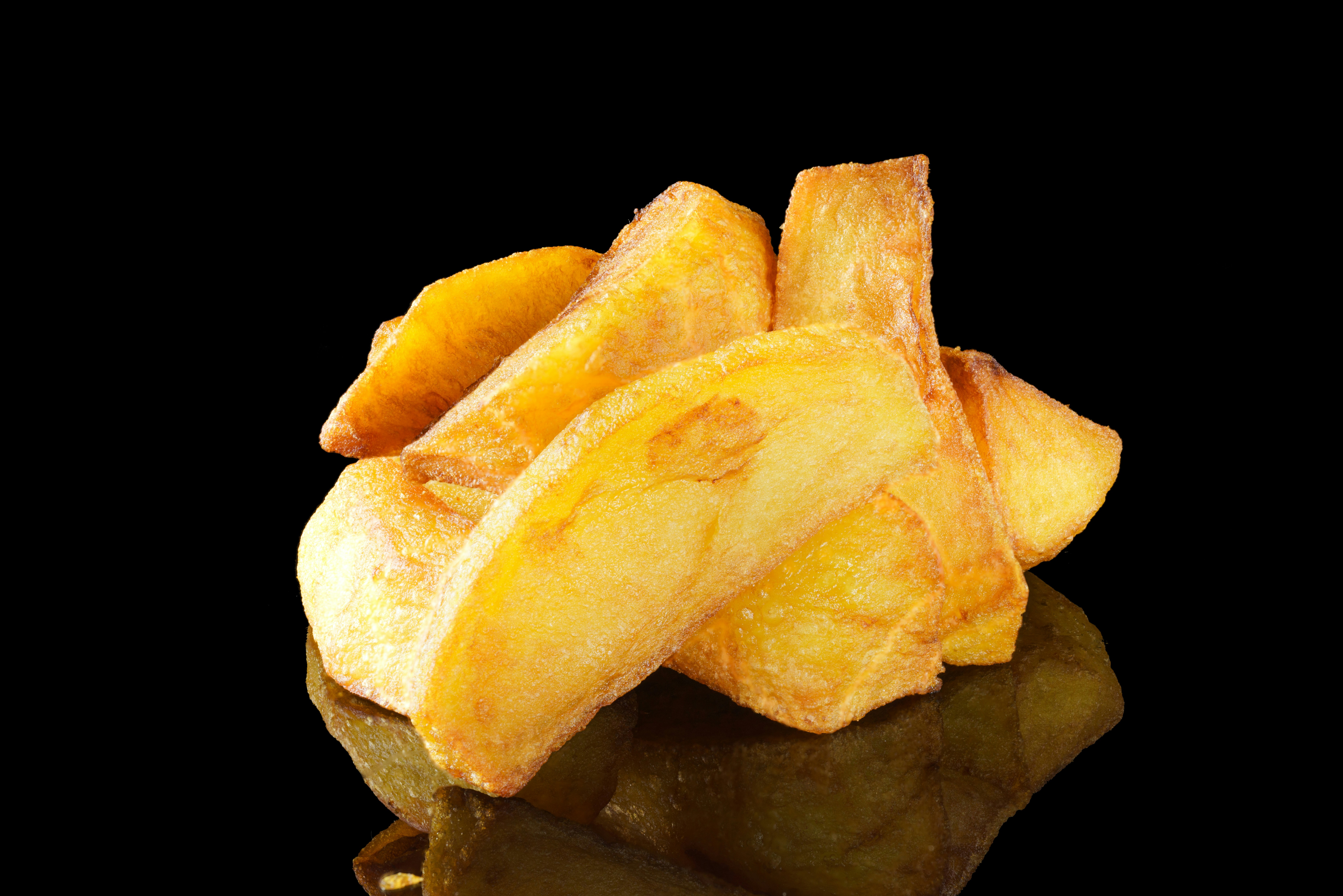 un tas de bananes tranchées posées sur une table