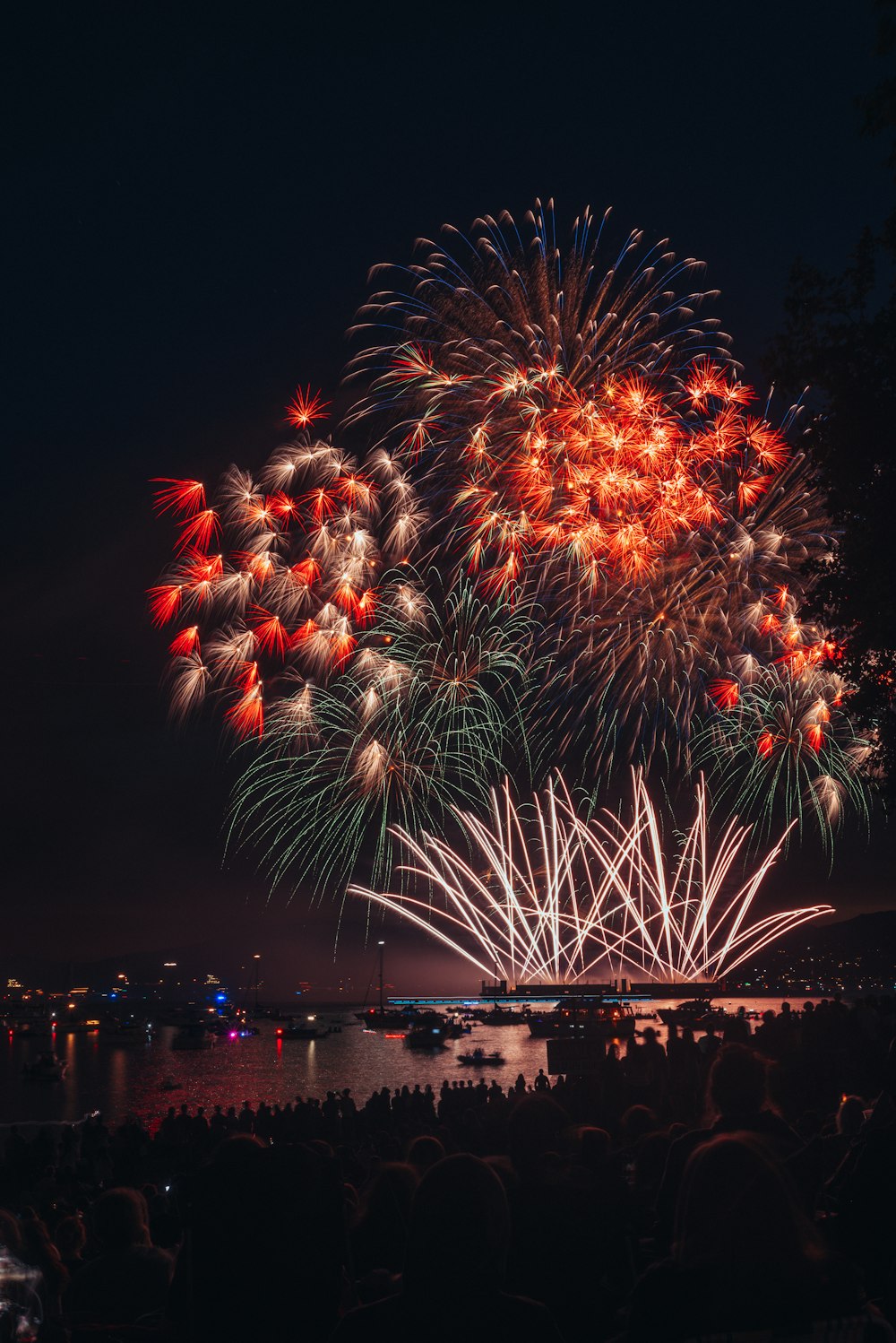 uma grande queima de fogos sobre um corpo de água