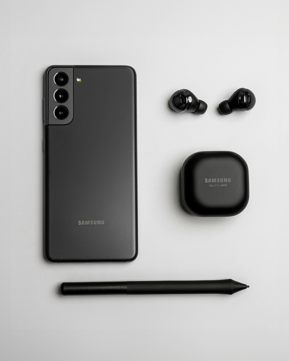 un téléphone portable, des écouteurs et un stylo sur une table