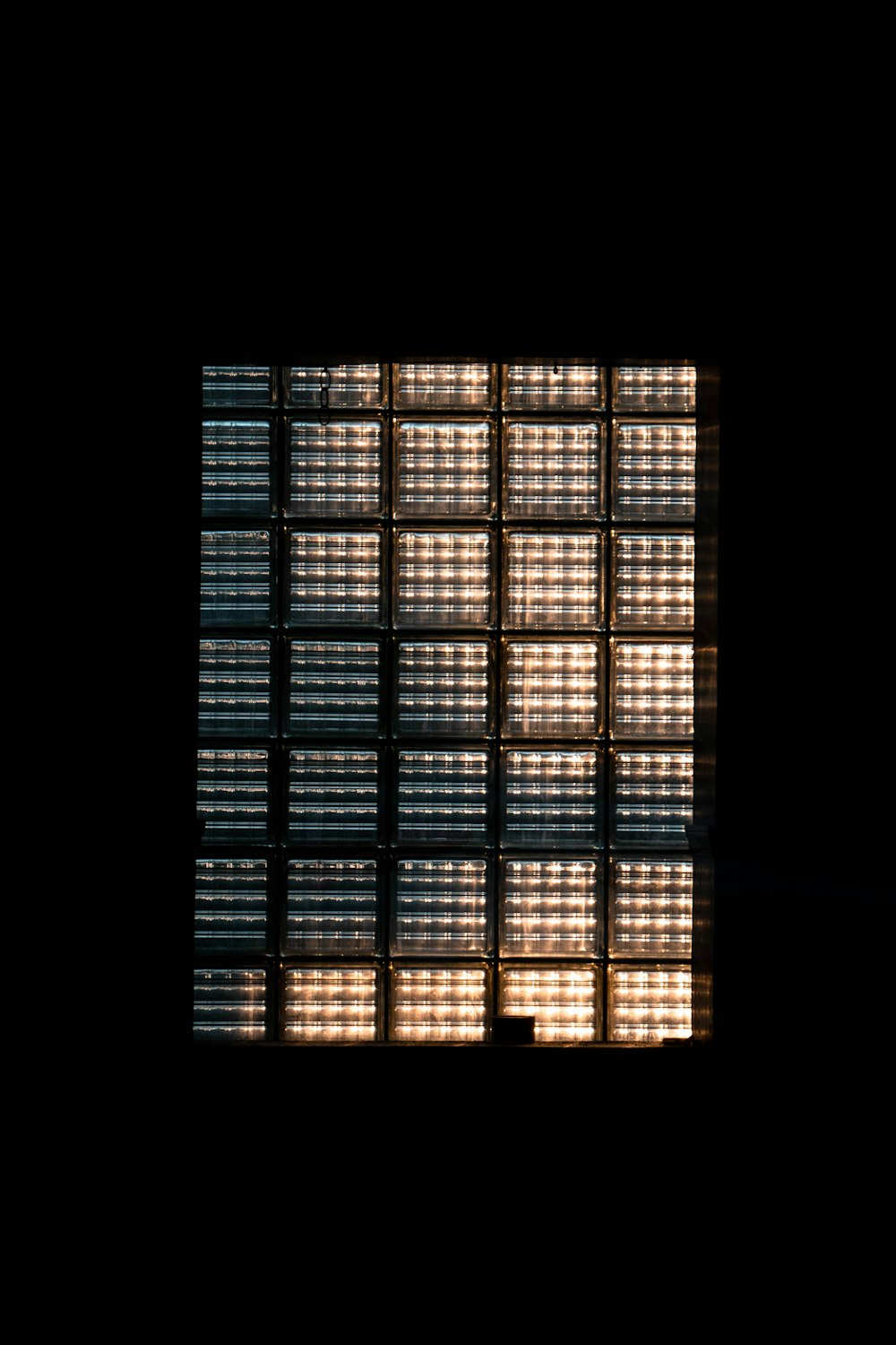 ein schwarzer Hintergrund mit einer Reihe von Fenstern