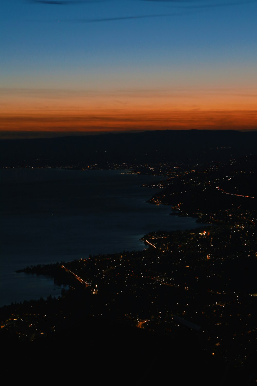 uma vista de uma cidade à noite de um avião