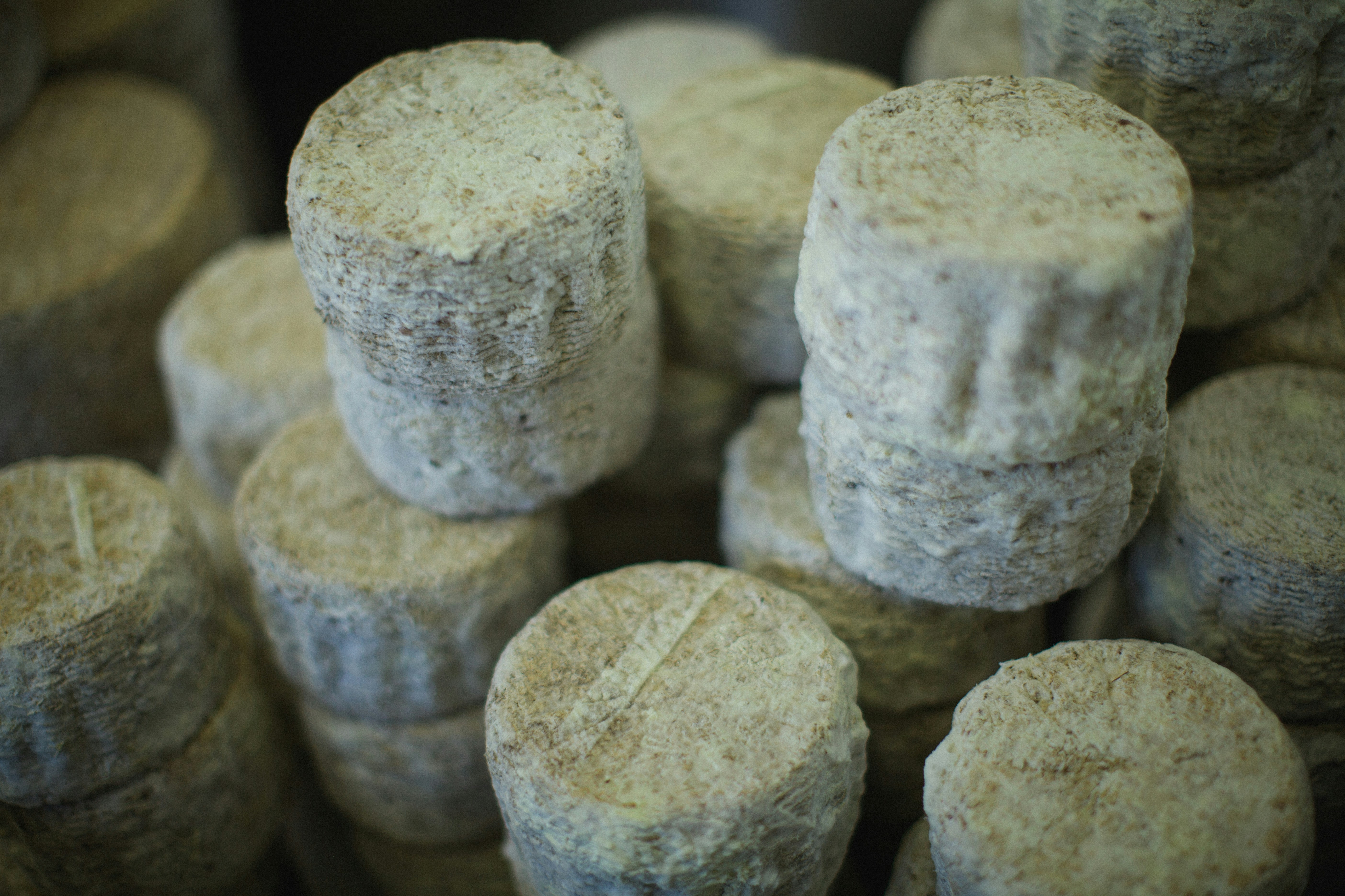 um monte de rolhas de vinho empilhadas umas sobre as outras